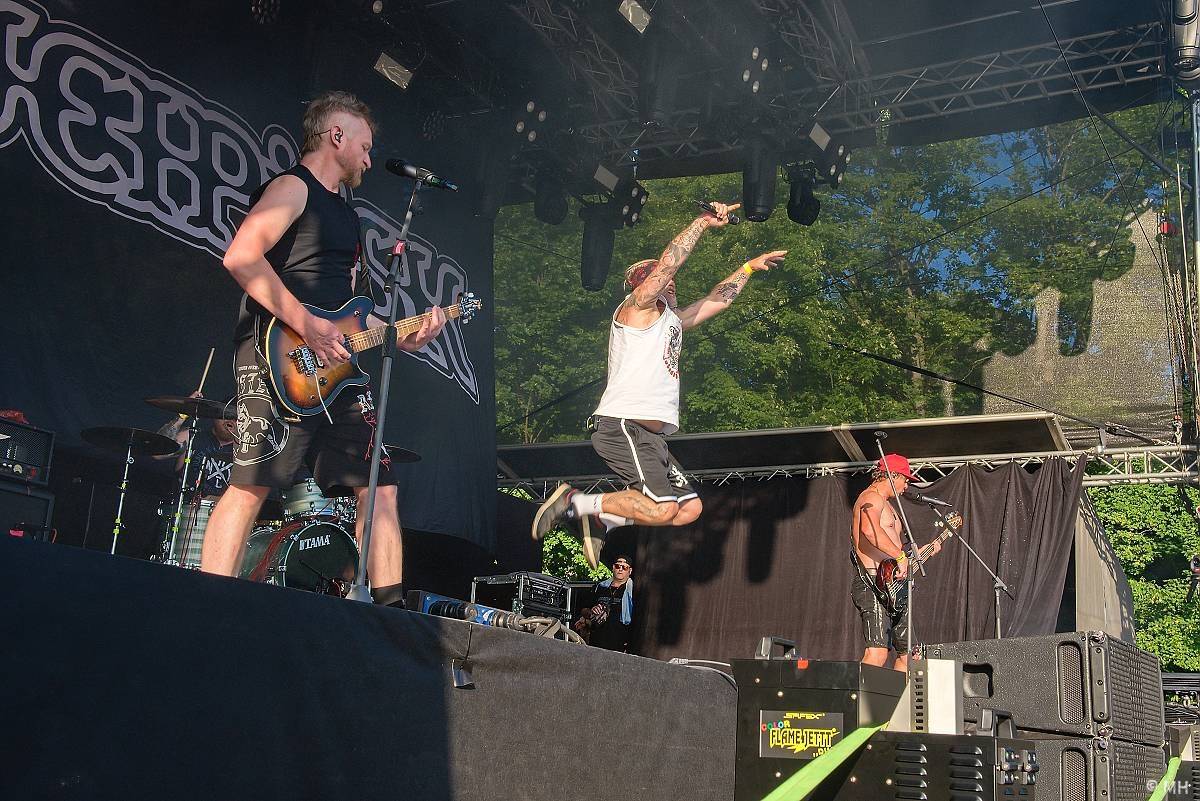 Pekelný ostrov Holýšov: Pod kotlem přikládali Dymytry, Traktor i Tři Sestry