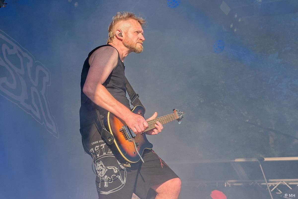 Pekelný ostrov Holýšov: Pod kotlem přikládali Dymytry, Traktor i Tři Sestry