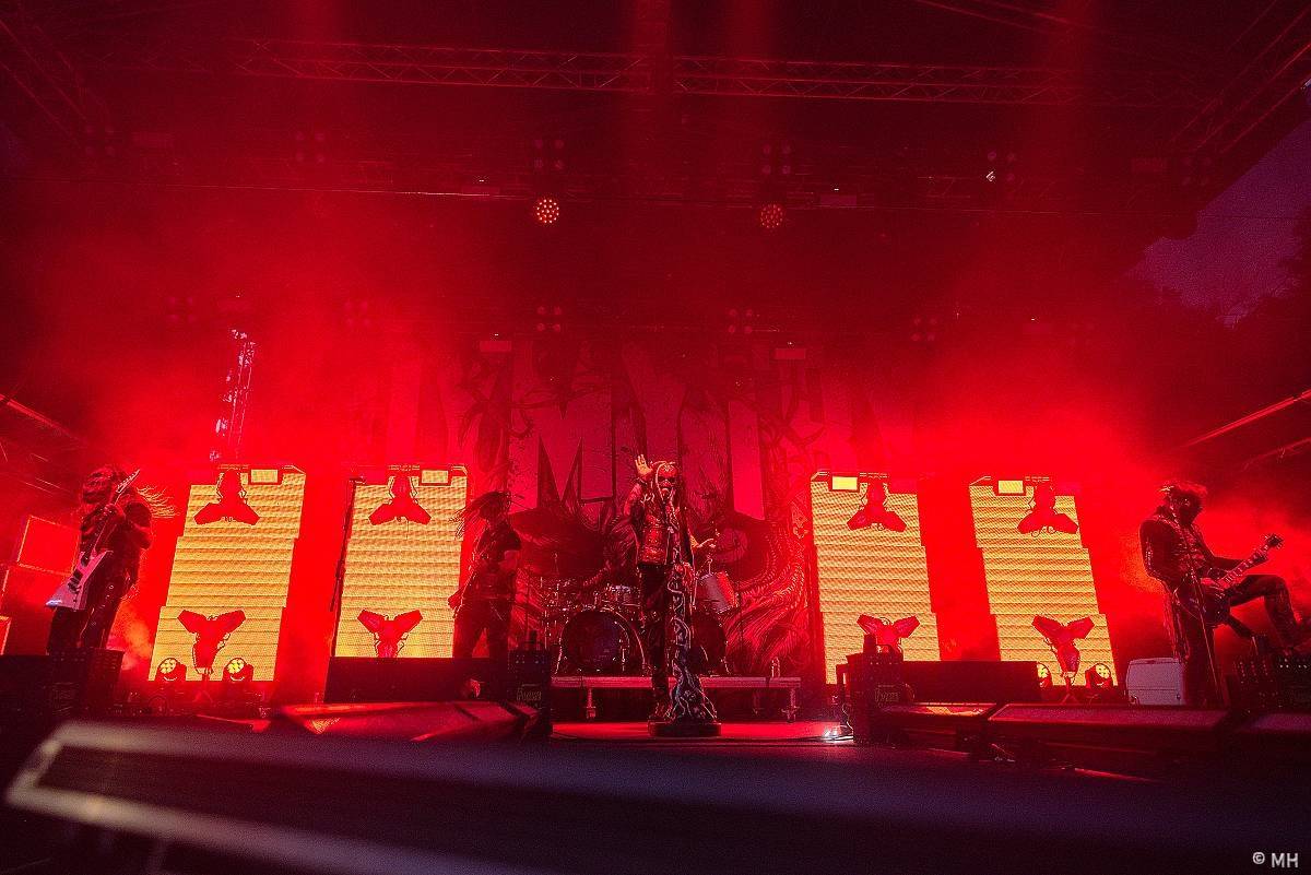 Pekelný ostrov Holýšov: Pod kotlem přikládali Dymytry, Traktor i Tři Sestry