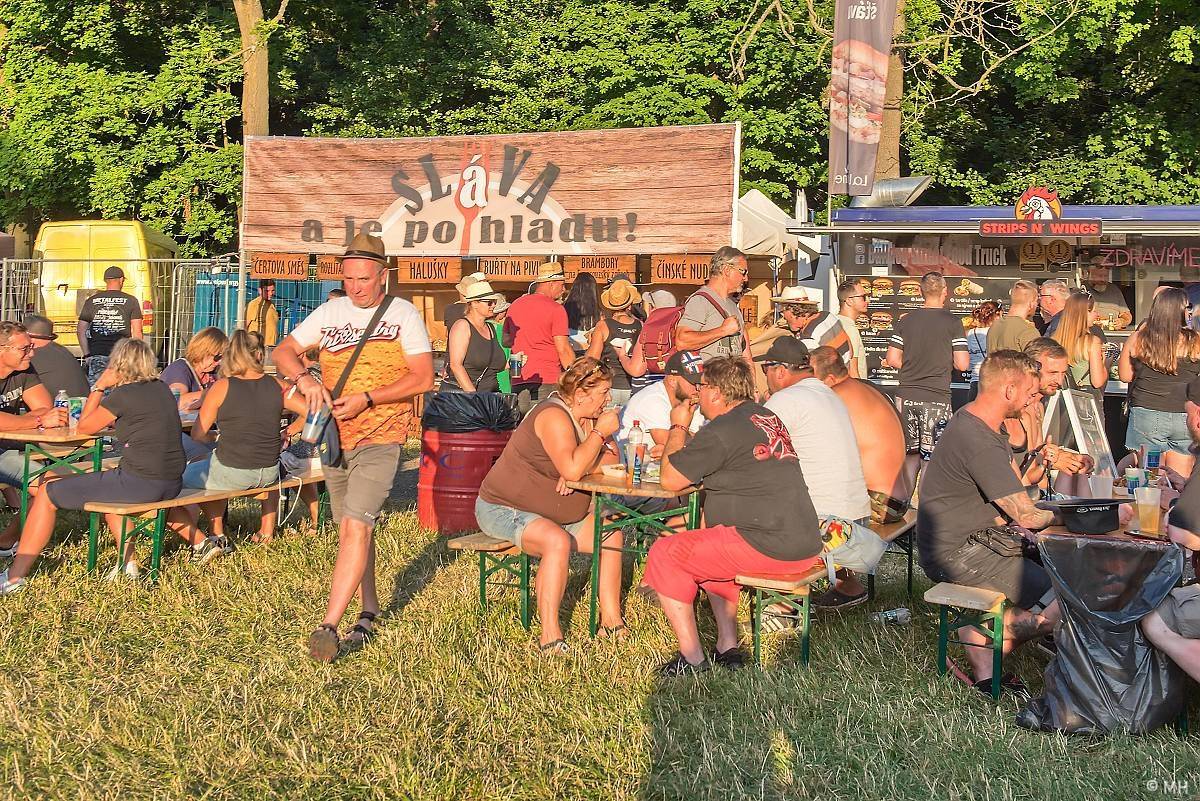 Pekelný ostrov Holýšov: Pod kotlem přikládali Dymytry, Traktor i Tři Sestry