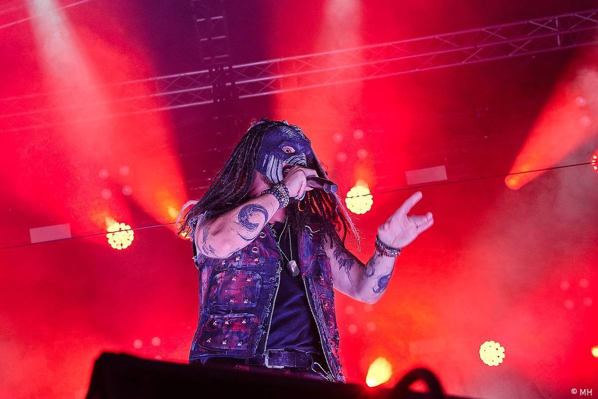 Pekelný ostrov Holýšov: Pod kotlem přikládali Dymytry, Traktor i Tři Sestry