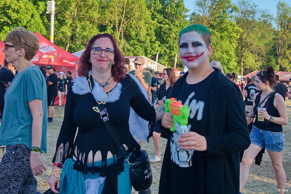 Pekelný ostrov Holýšov: Pod kotlem přikládali Dymytry, Traktor i Tři Sestry