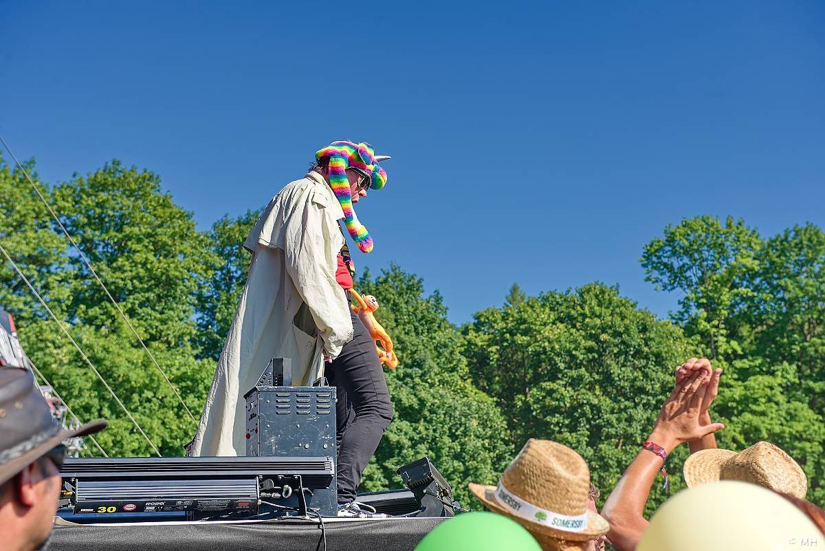 Pekelný ostrov Holýšov: Pod kotlem přikládali Dymytry, Traktor i Tři Sestry