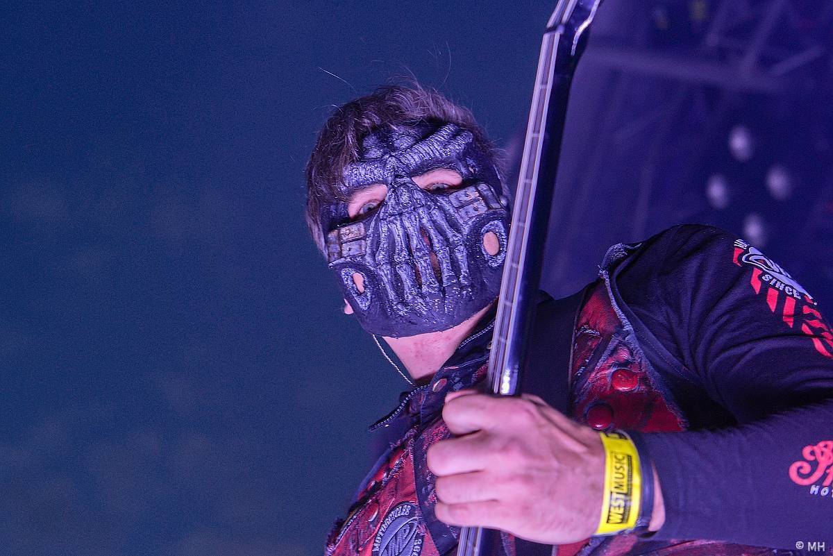 Pekelný ostrov Holýšov: Pod kotlem přikládali Dymytry, Traktor i Tři Sestry