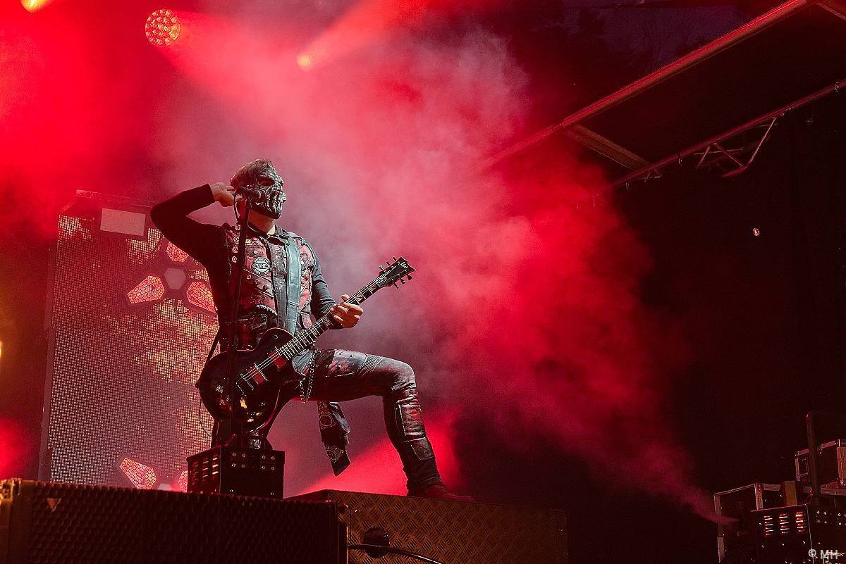 Pekelný ostrov Holýšov: Pod kotlem přikládali Dymytry, Traktor i Tři Sestry