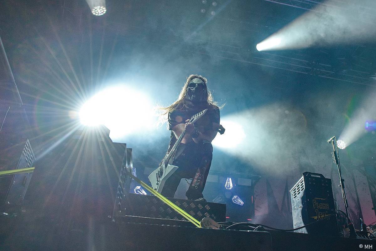 Pekelný ostrov Holýšov: Pod kotlem přikládali Dymytry, Traktor i Tři Sestry