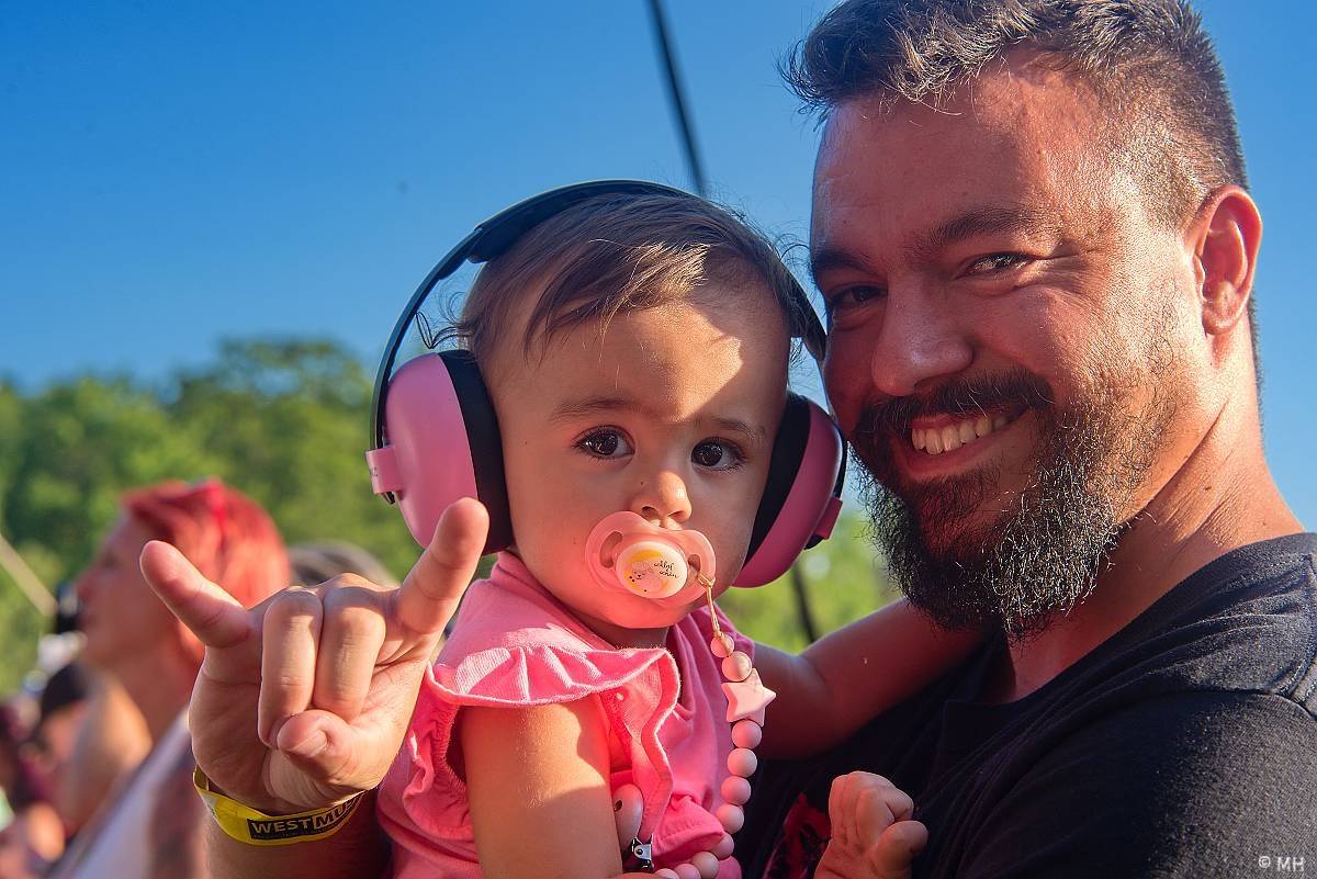 Pekelný ostrov Holýšov: Pod kotlem přikládali Dymytry, Traktor i Tři Sestry