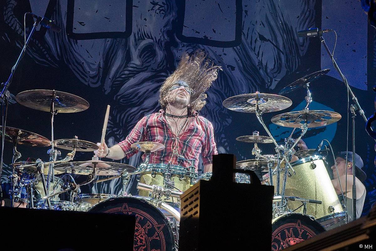 Pekelný ostrov Holýšov: Pod kotlem přikládali Dymytry, Traktor i Tři Sestry