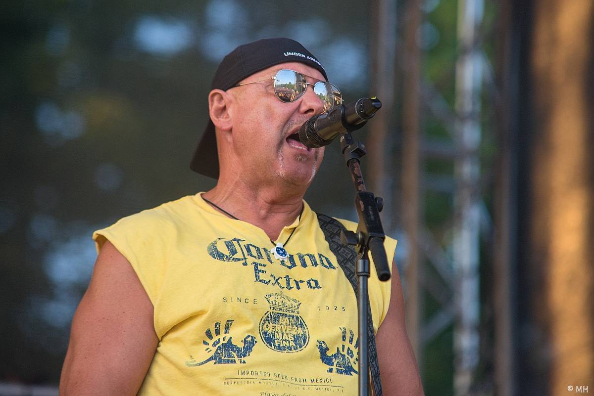 Pekelný ostrov Holýšov: Pod kotlem přikládali Dymytry, Traktor i Tři Sestry