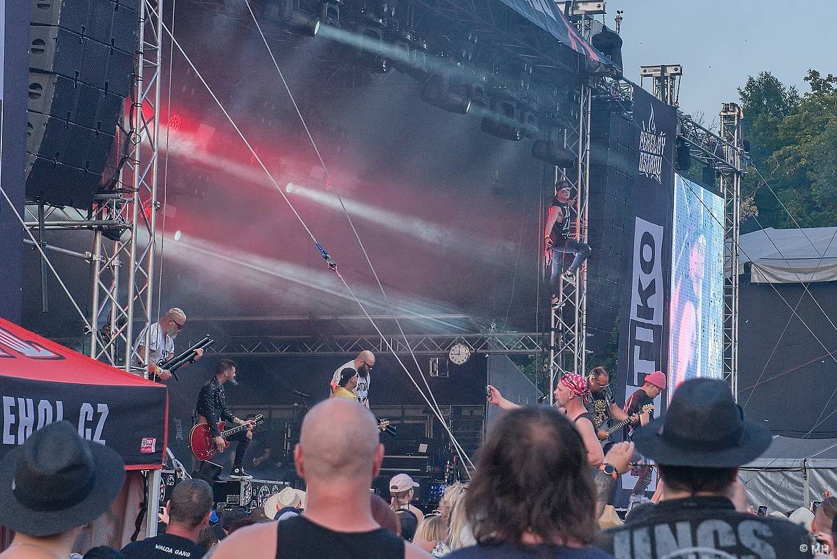 Pekelný ostrov Holýšov: Pod kotlem přikládali Dymytry, Traktor i Tři Sestry