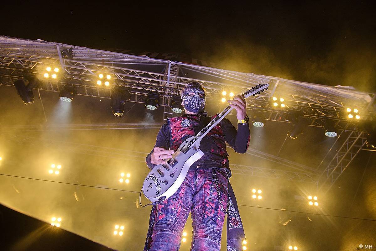 Pekelný ostrov Holýšov: Pod kotlem přikládali Dymytry, Traktor i Tři Sestry