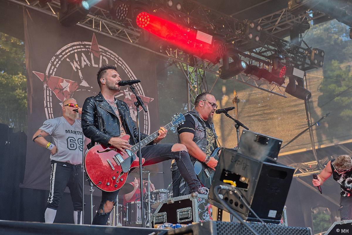 Pekelný ostrov Holýšov: Pod kotlem přikládali Dymytry, Traktor i Tři Sestry