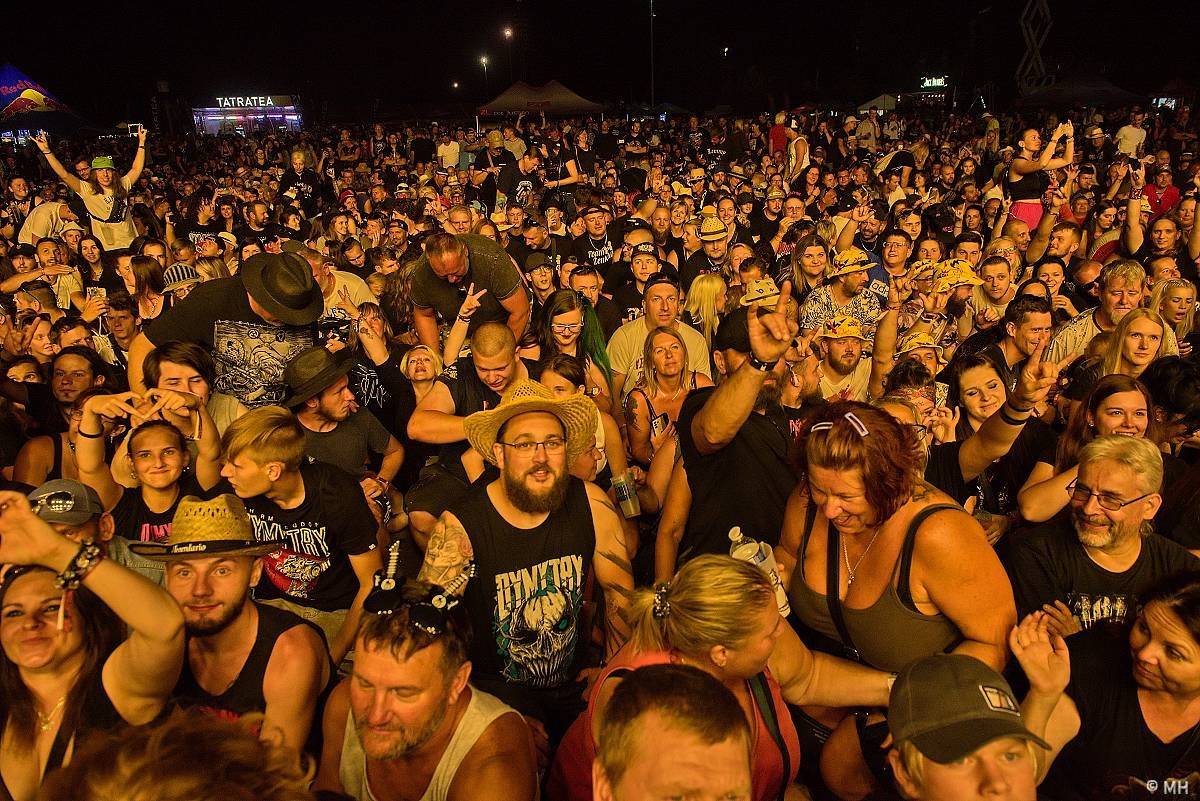 Pekelný ostrov Holýšov: Pod kotlem přikládali Dymytry, Traktor i Tři Sestry