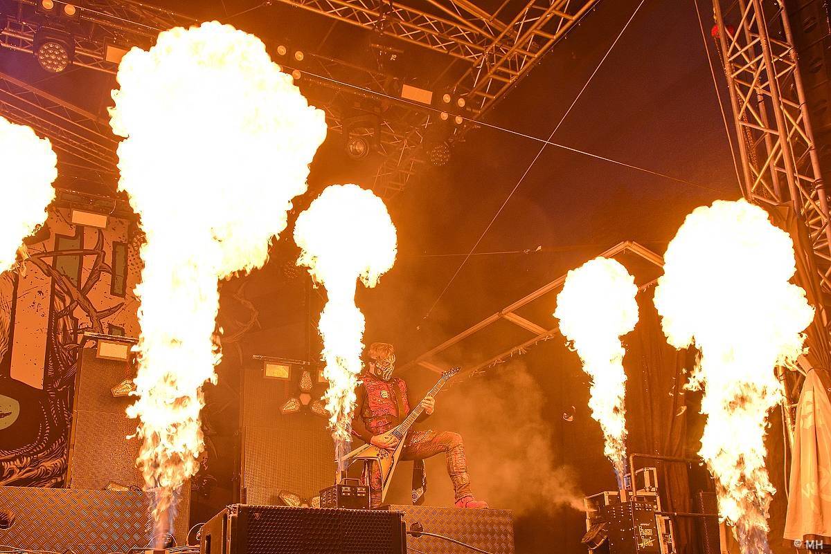 Pekelný ostrov Holýšov: Pod kotlem přikládali Dymytry, Traktor i Tři Sestry