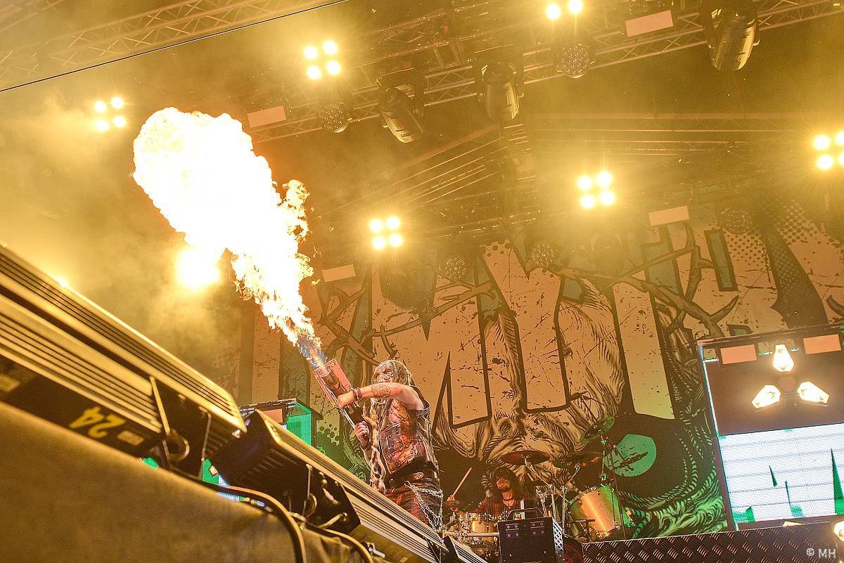 Pekelný ostrov Holýšov: Pod kotlem přikládali Dymytry, Traktor i Tři Sestry