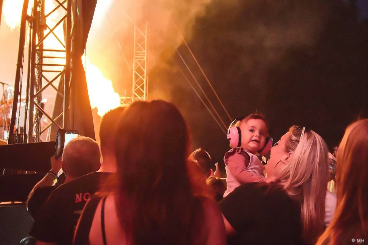 Pekelný ostrov Holýšov: Pod kotlem přikládali Dymytry, Traktor i Tři Sestry