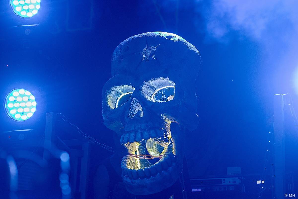 Pekelný ostrov Holýšov: Pod kotlem přikládali Dymytry, Traktor i Tři Sestry