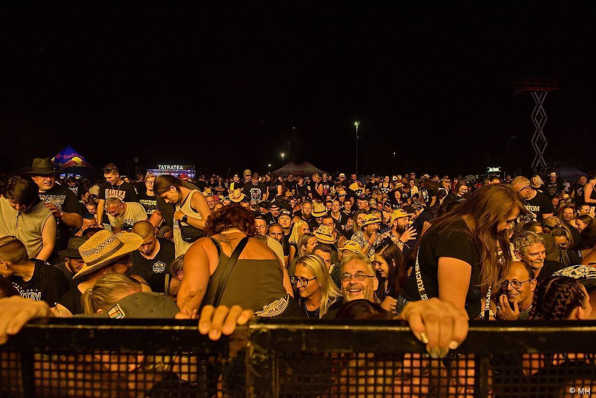 Pekelný ostrov Holýšov: Pod kotlem přikládali Dymytry, Traktor i Tři Sestry