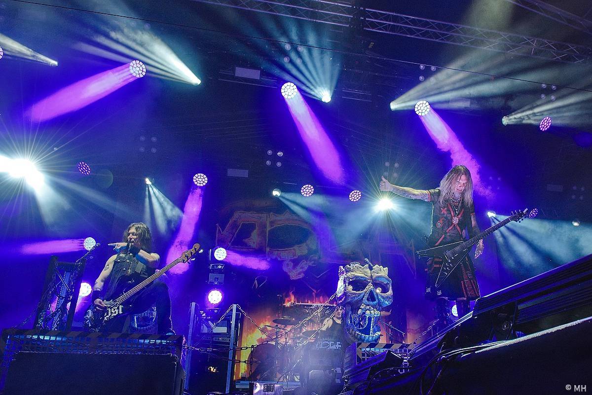 Pekelný ostrov Holýšov: Pod kotlem přikládali Dymytry, Traktor i Tři Sestry