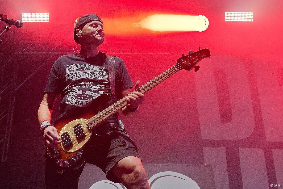 Pekelný ostrov Holýšov: Pod kotlem přikládali Dymytry, Traktor i Tři Sestry