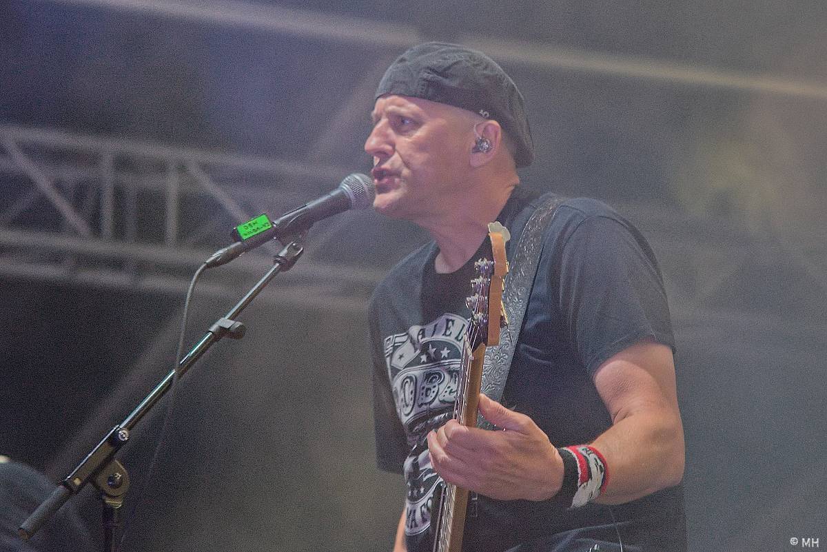 Pekelný ostrov Holýšov: Pod kotlem přikládali Dymytry, Traktor i Tři Sestry