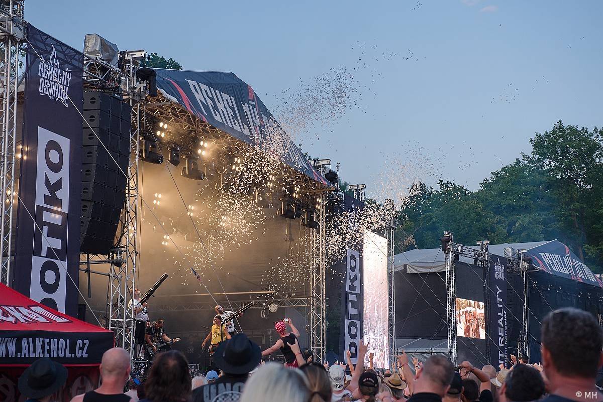 Pekelný ostrov Holýšov: Pod kotlem přikládali Dymytry, Traktor i Tři Sestry