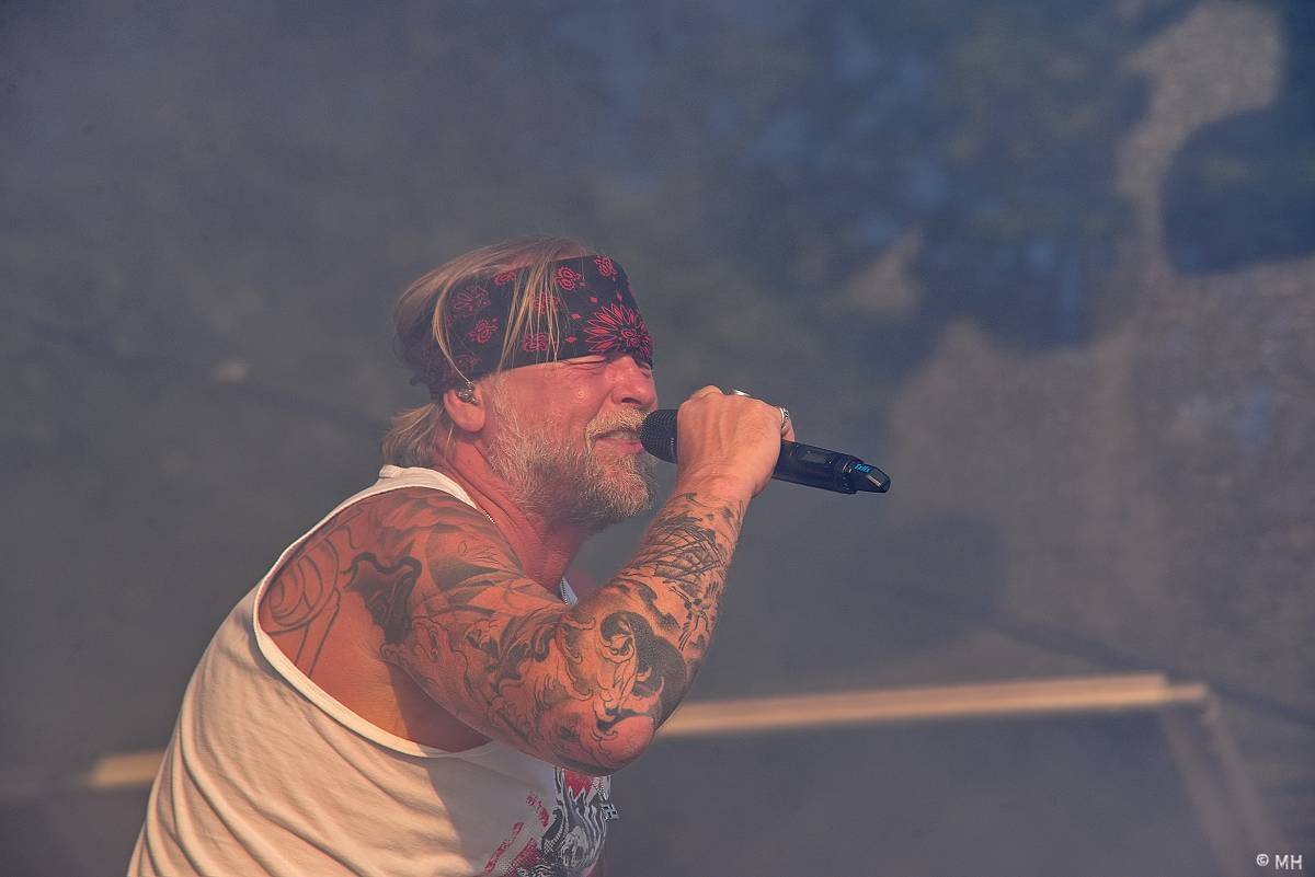 Pekelný ostrov Holýšov: Pod kotlem přikládali Dymytry, Traktor i Tři Sestry