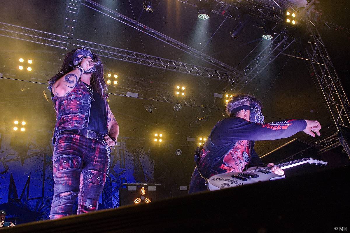 Pekelný ostrov Holýšov: Pod kotlem přikládali Dymytry, Traktor i Tři Sestry