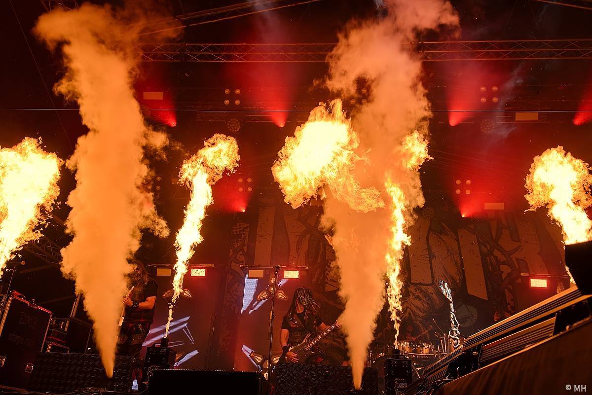 Pekelný ostrov Holýšov: Pod kotlem přikládali Dymytry, Traktor i Tři Sestry