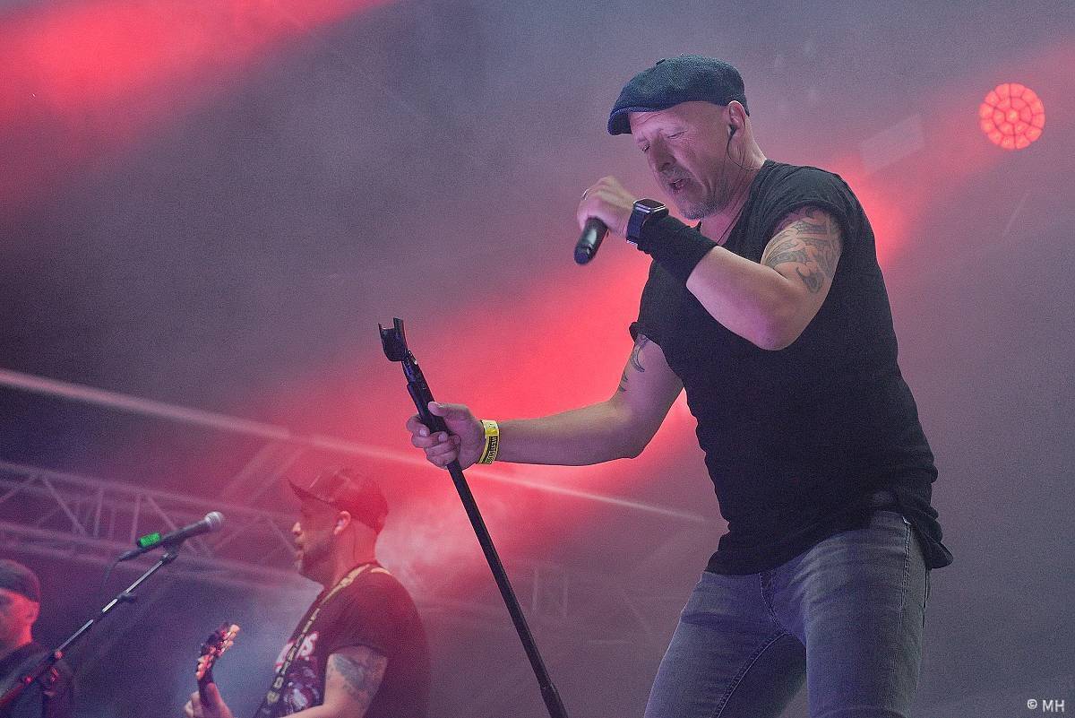 Pekelný ostrov Holýšov: Pod kotlem přikládali Dymytry, Traktor i Tři Sestry