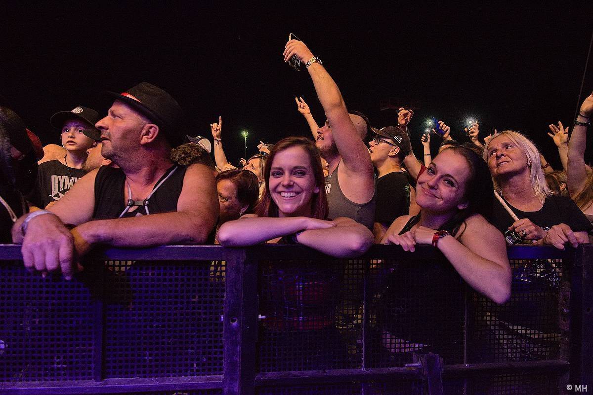 Pekelný ostrov Holýšov: Pod kotlem přikládali Dymytry, Traktor i Tři Sestry