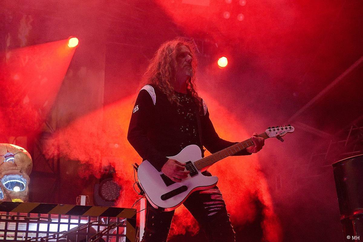 Pekelný ostrov Holýšov: Pod kotlem přikládali Dymytry, Traktor i Tři Sestry