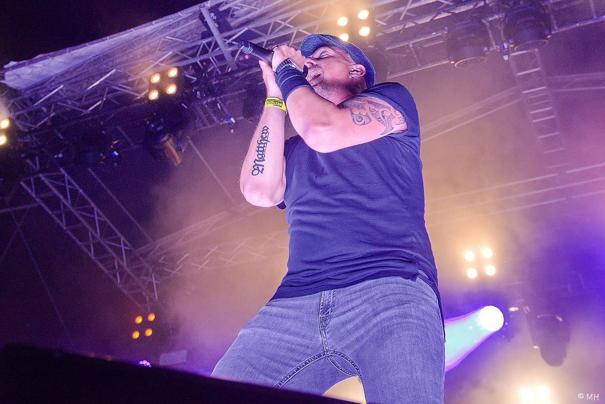 Pekelný ostrov Holýšov: Pod kotlem přikládali Dymytry, Traktor i Tři Sestry