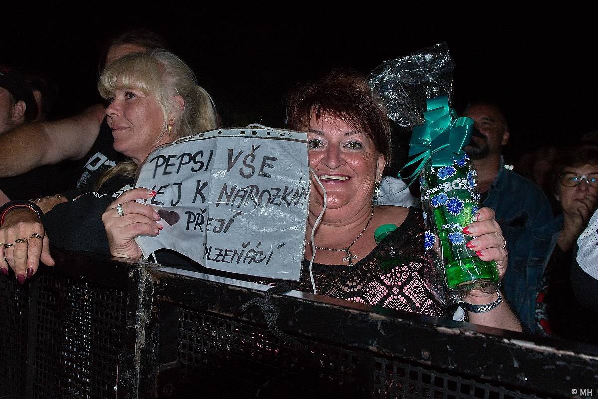 Pekelný ostrov Holýšov: Pod kotlem přikládali Dymytry, Traktor i Tři Sestry