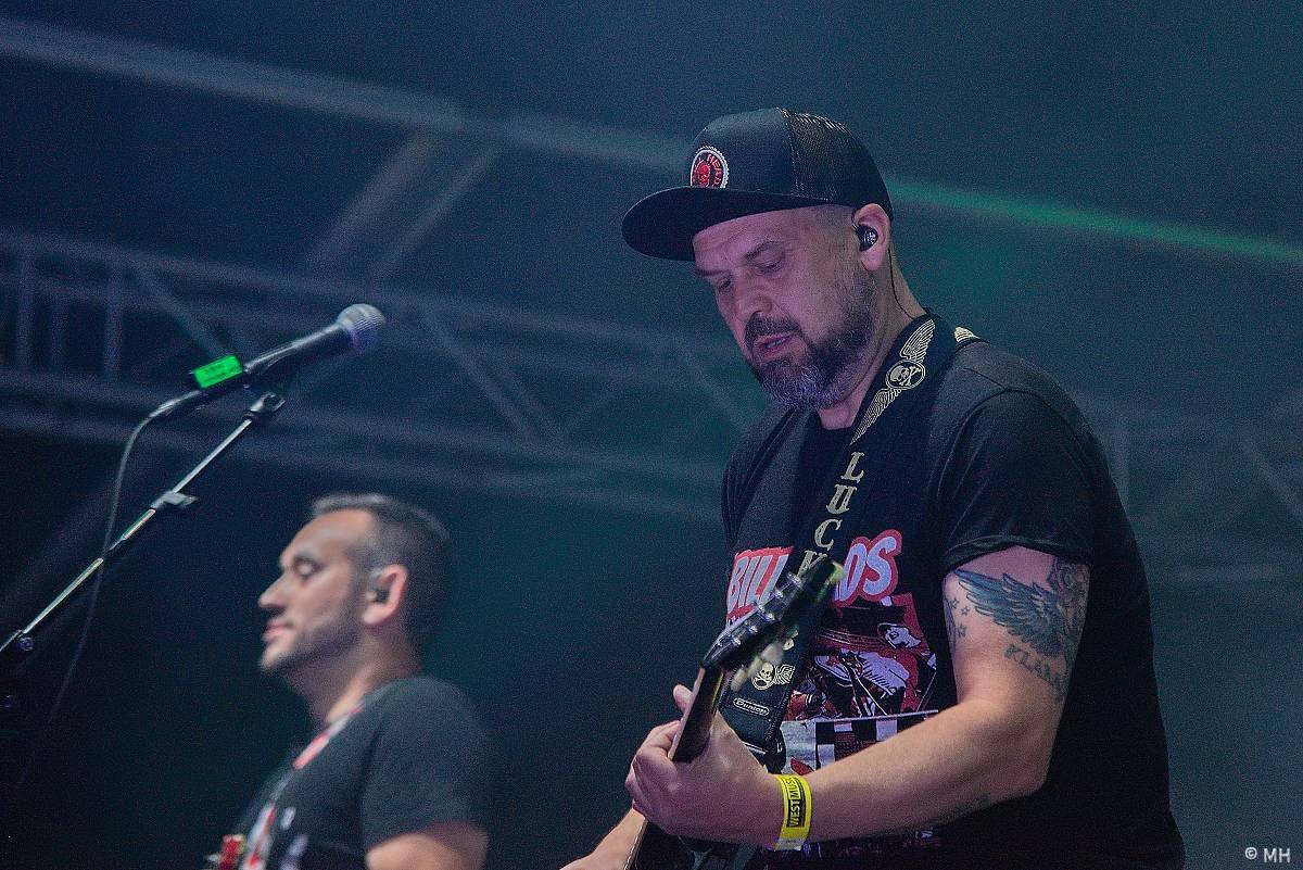 Pekelný ostrov Holýšov: Pod kotlem přikládali Dymytry, Traktor i Tři Sestry