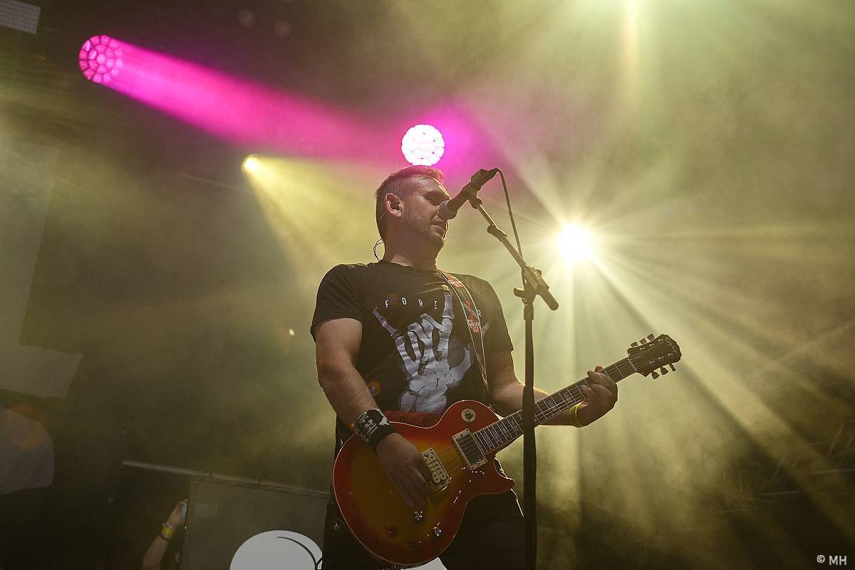 Pekelný ostrov Holýšov: Pod kotlem přikládali Dymytry, Traktor i Tři Sestry