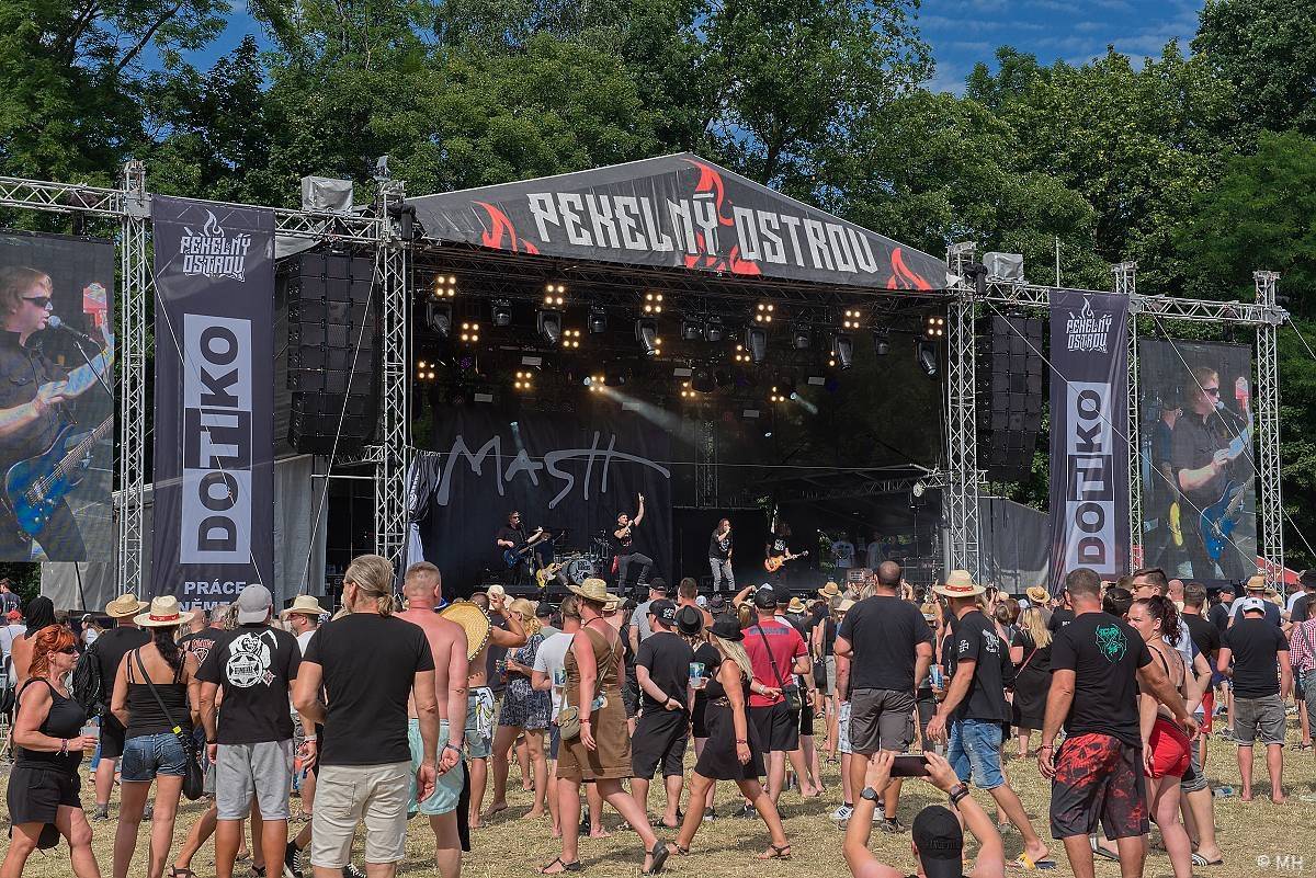 Pekelná sobota v Holýšově: Program završili Kissin' Dynamite, Trautenberk, Harlej i Chinaski