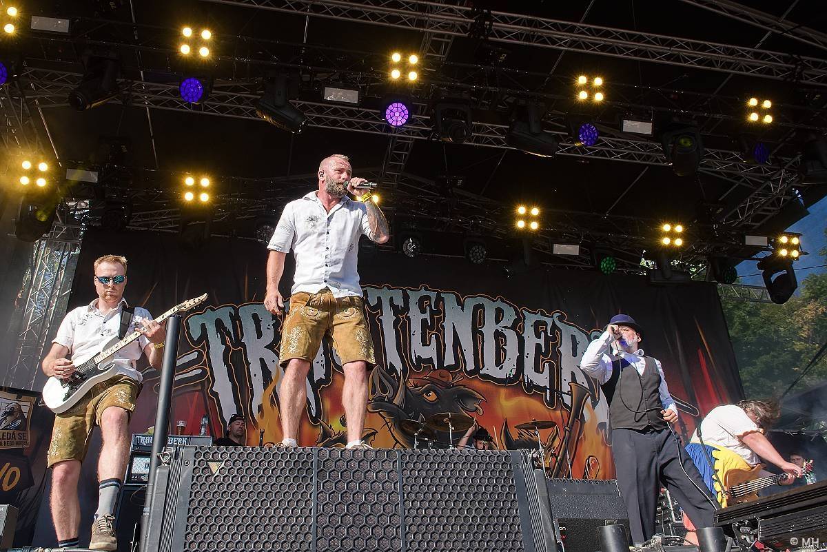 Pekelná sobota v Holýšově: Program završili Kissin' Dynamite, Trautenberk, Harlej i Chinaski