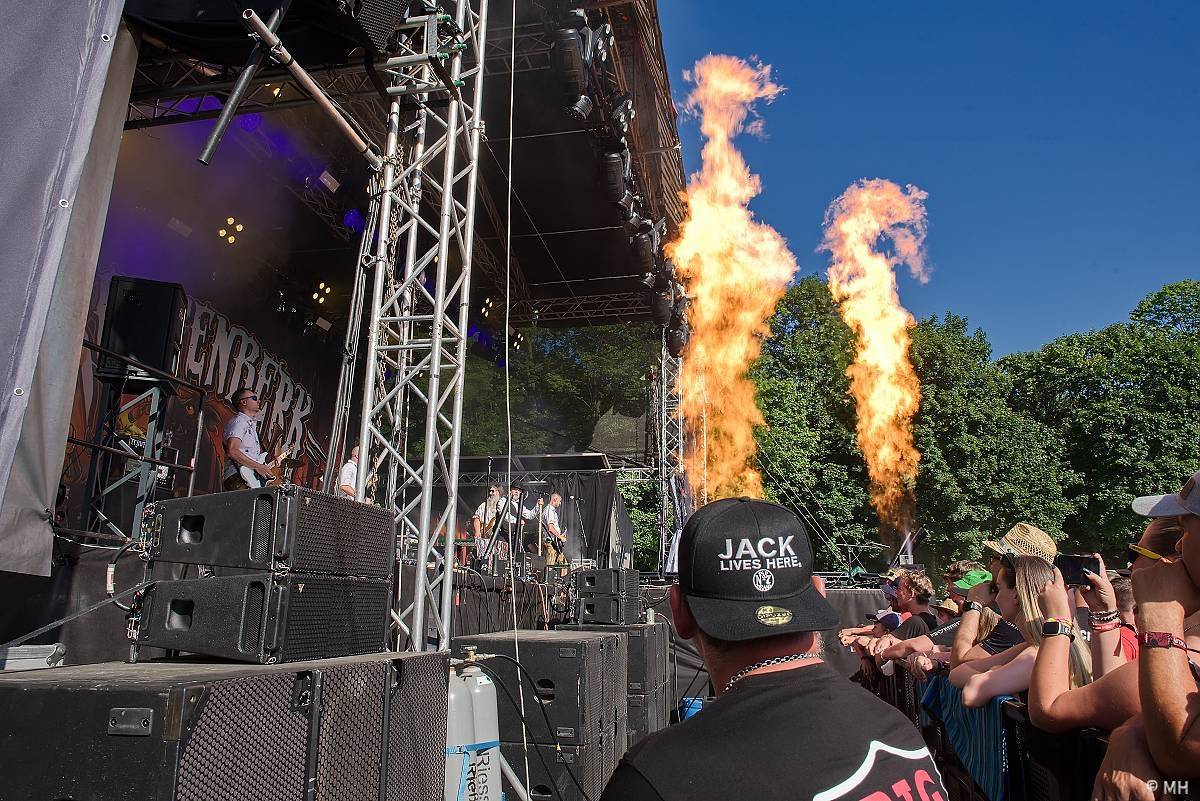 Pekelná sobota v Holýšově: Program završili Kissin' Dynamite, Trautenberk, Harlej i Chinaski