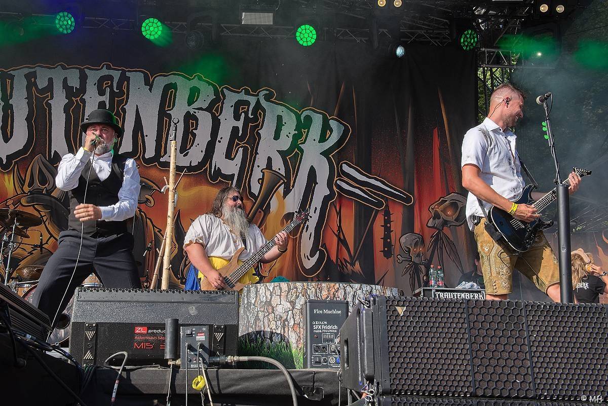 Pekelná sobota v Holýšově: Program završili Kissin' Dynamite, Trautenberk, Harlej i Chinaski