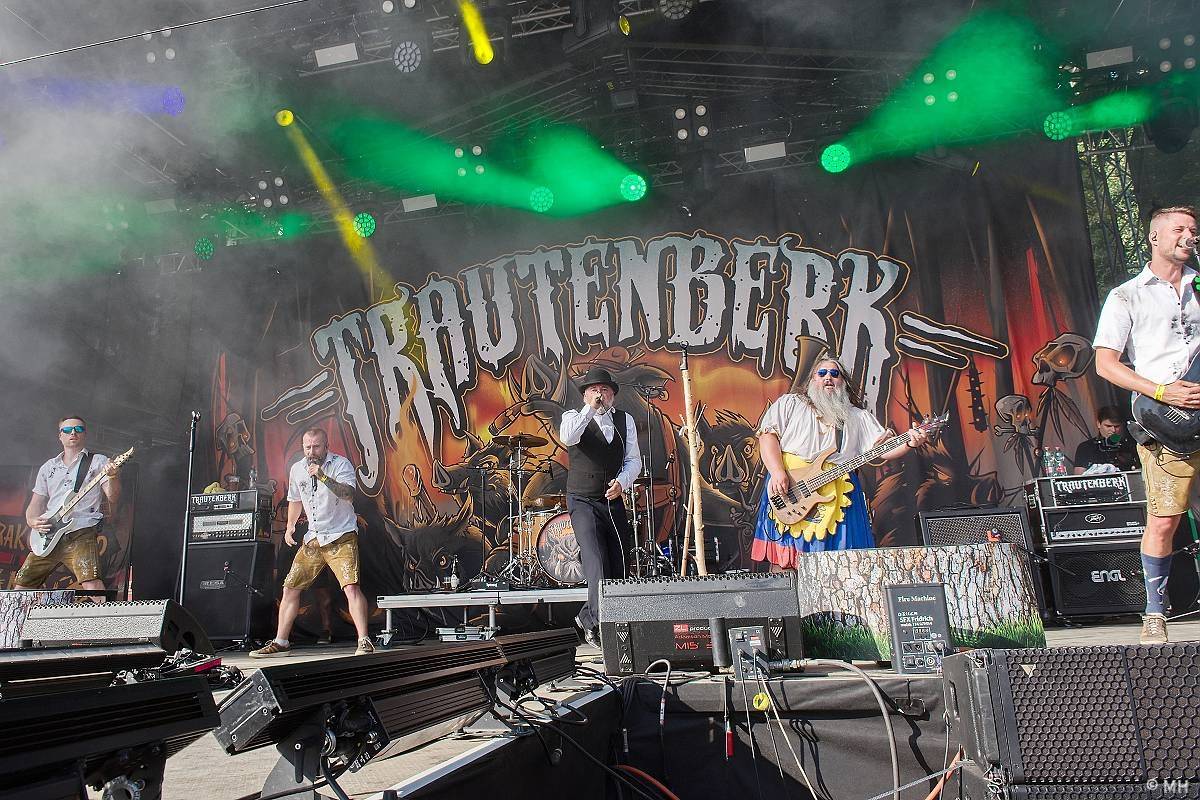 Pekelná sobota v Holýšově: Program završili Kissin' Dynamite, Trautenberk, Harlej i Chinaski