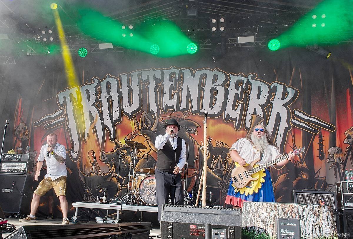 Pekelná sobota v Holýšově: Program završili Kissin' Dynamite, Trautenberk, Harlej i Chinaski