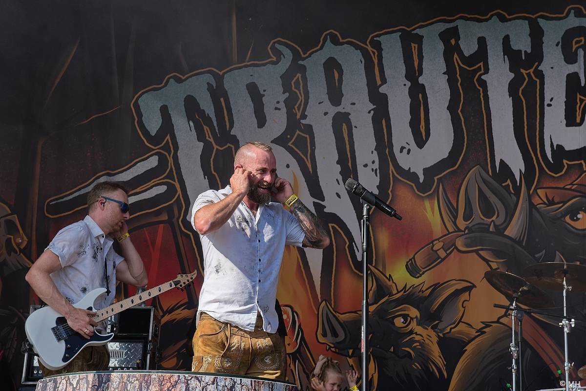 Pekelná sobota v Holýšově: Program završili Kissin' Dynamite, Trautenberk, Harlej i Chinaski