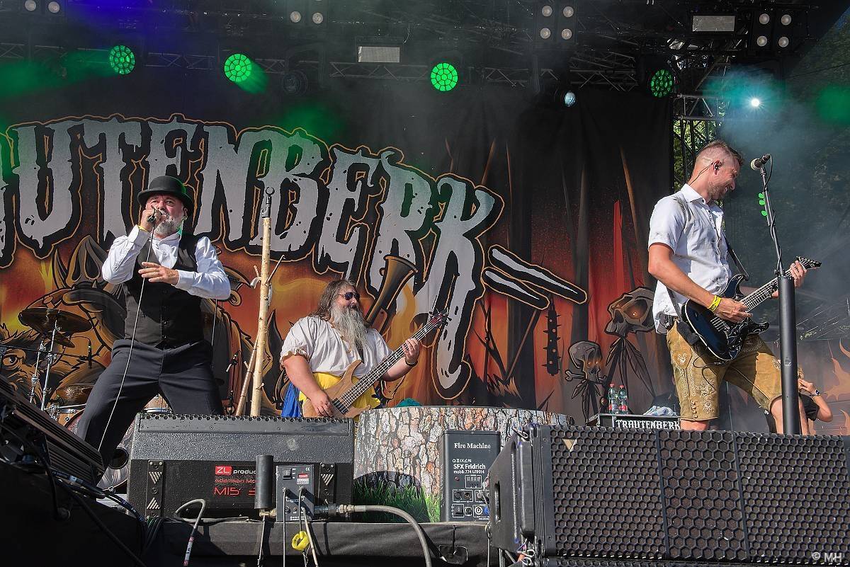 Pekelná sobota v Holýšově: Program završili Kissin' Dynamite, Trautenberk, Harlej i Chinaski