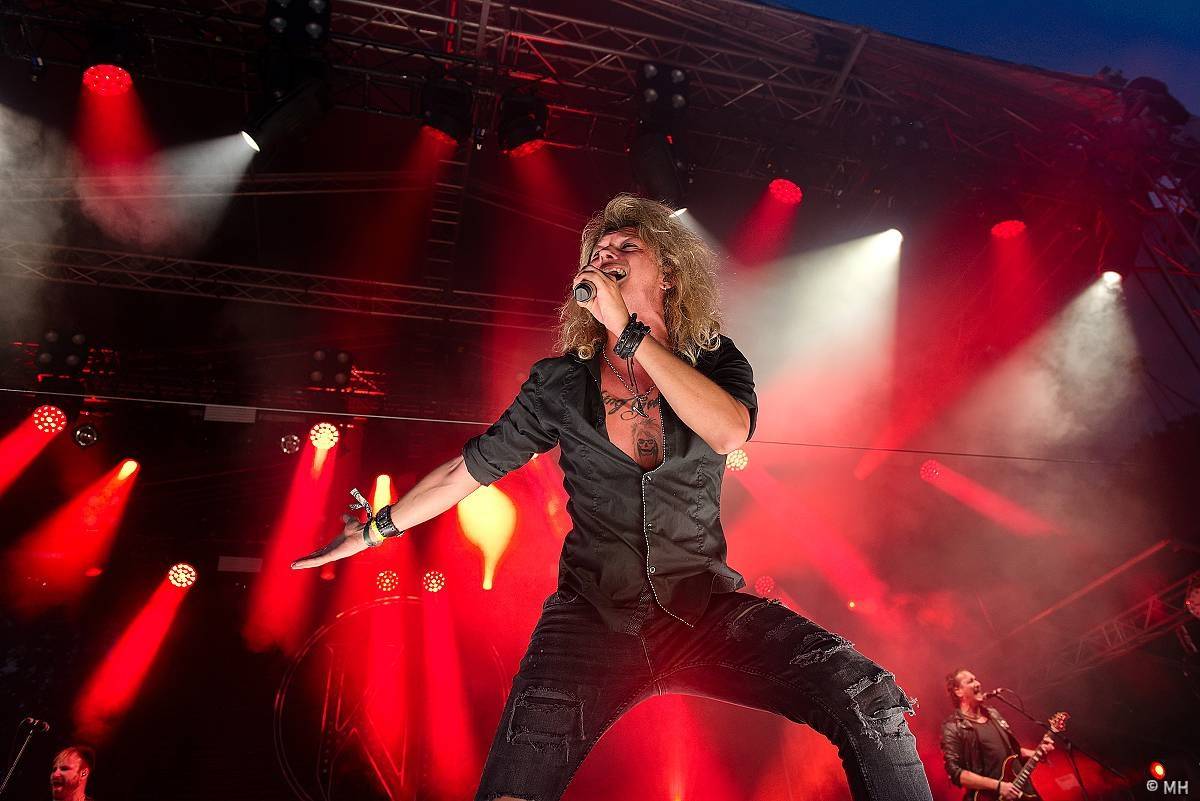 Pekelná sobota v Holýšově: Program završili Kissin' Dynamite, Trautenberk, Harlej i Chinaski