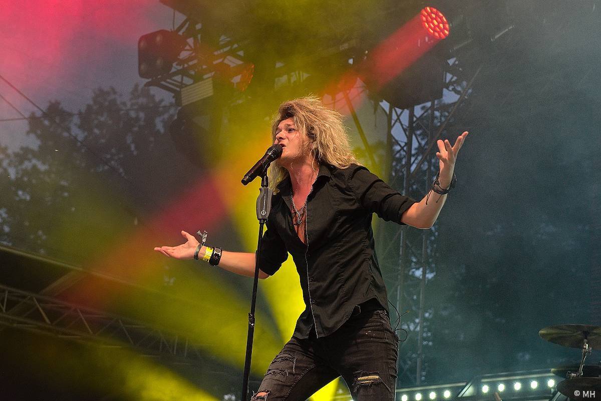 Pekelná sobota v Holýšově: Program završili Kissin' Dynamite, Trautenberk, Harlej i Chinaski