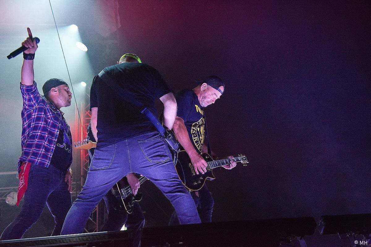 Pekelná sobota v Holýšově: Program završili Kissin' Dynamite, Trautenberk, Harlej i Chinaski