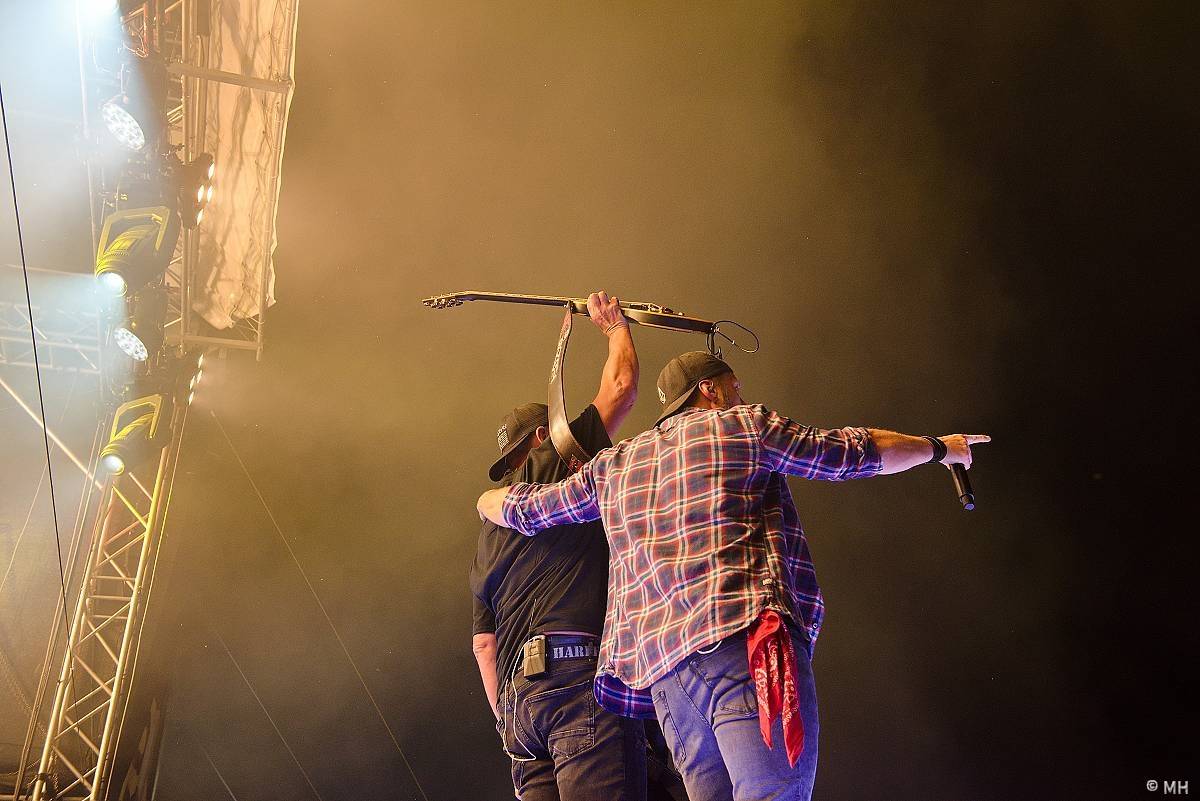 Pekelná sobota v Holýšově: Program završili Kissin' Dynamite, Trautenberk, Harlej i Chinaski