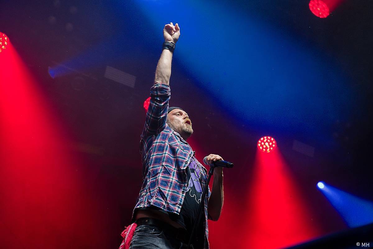 Pekelná sobota v Holýšově: Program završili Kissin' Dynamite, Trautenberk, Harlej i Chinaski