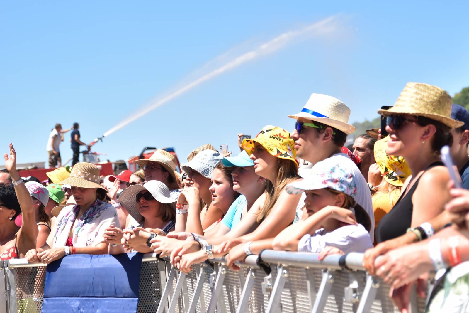 Na Točníku fanoušky zkropili hasiči. Do rozpáleného kotle zamířil Tomáš Klus, zahráli i Dymytry a Kabát